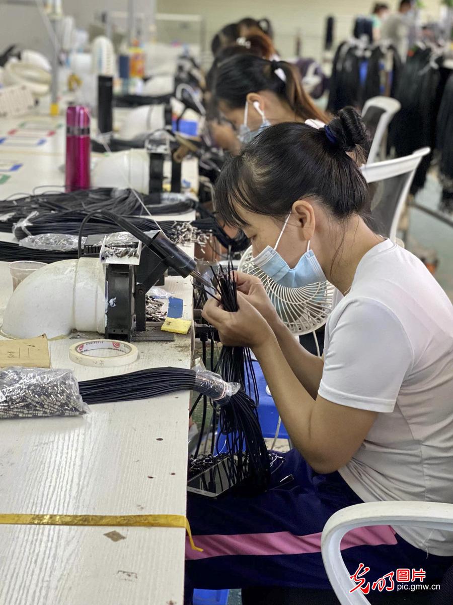 【民族团结党旗红】广西凭祥：家门口就业 带来稳稳的幸福