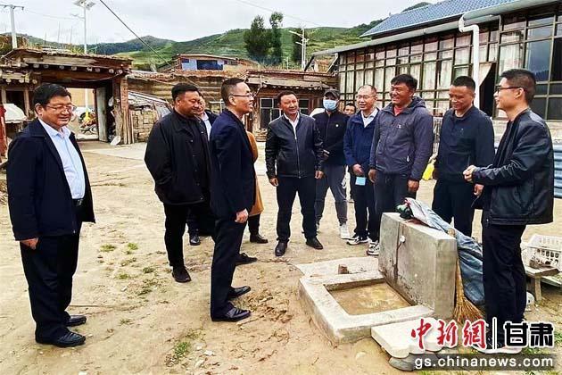 图为甘肃科技集团调研组与当地牧民交流。