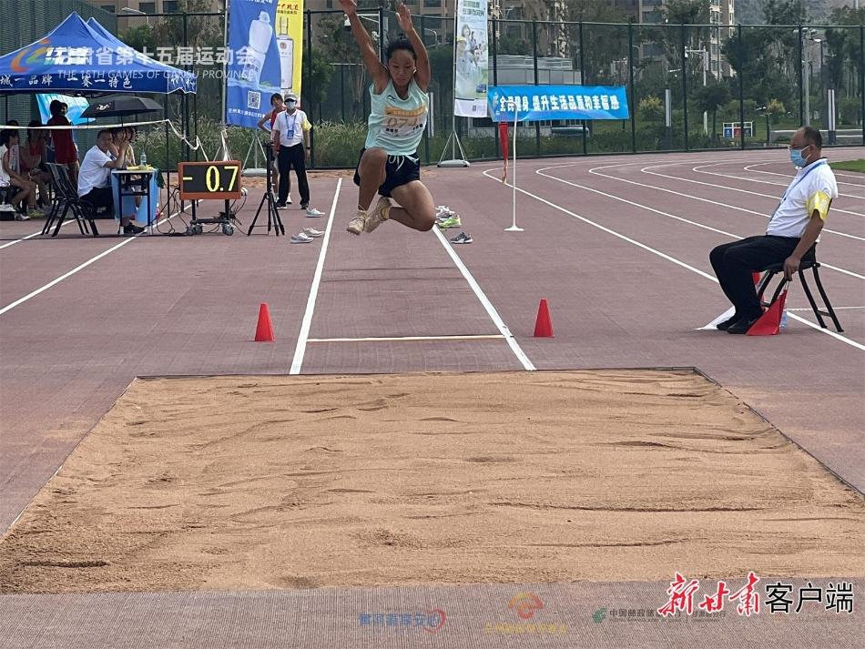 田径跳远双冠牛尕艳.jpg