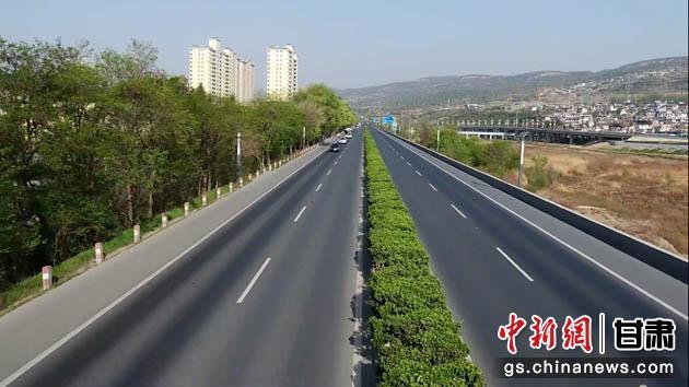 如今天水秦州区的道路四通八达，连接起城区的大街小巷，为城市建设打通了交通脉络。刘利娟 摄