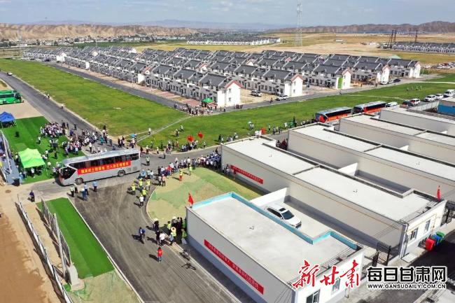 舟曲搬迁群众入住兰州新区.jpg