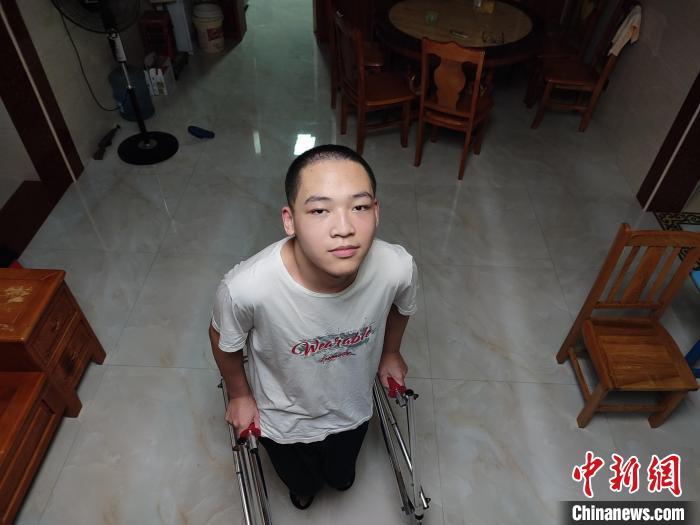 摄影作品《助行器》 在李硕指导下，向上看世界的苏祖宇 王芳供图