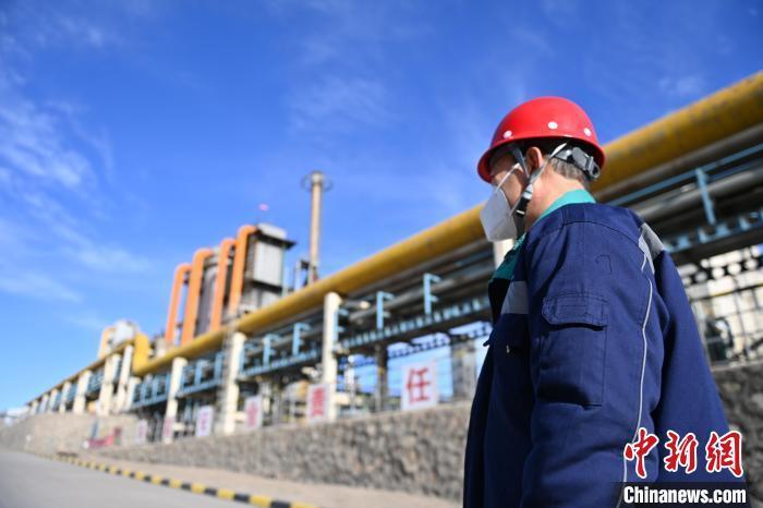 图为甘肃省金昌市永昌县的鑫华焦化有限责任公司厂区内，一名工作人员正在前往生产区。　李亚龙 摄