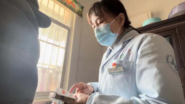 拎上一个帆布袋就能出诊,1500多位老人的守护者:山村医生钱建英