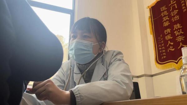 拎上一个帆布袋就能出诊,1500多位老人的守护者:山村医生钱建英