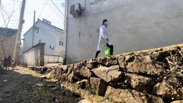 拎上一个帆布袋就能出诊,1500多位老人的守护者:山村医生钱建英