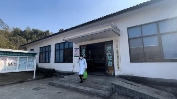 拎上一个帆布袋就能出诊,1500多位老人的守护者:山村医生钱建英