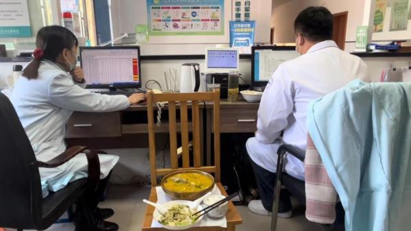 拎上一个帆布袋就能出诊,1500多位老人的守护者:山村医生钱建英