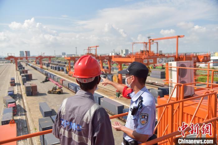 “95后”铁警扎身钦州港守护中欧班列运输安全