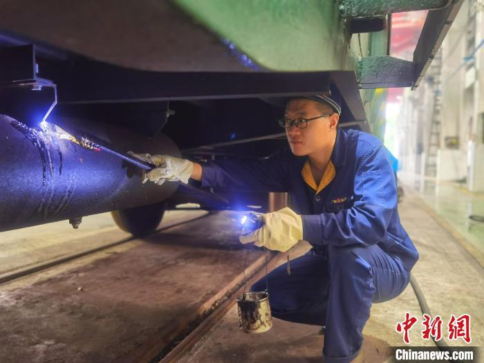 张光启拿着一把粘有肥皂水的毛刷，对各个接头处涂肥皂水，观察有无<span class="highlight_review" data-suggest="" id="highlight_review_2">汽泡</span> 潘敏 摄