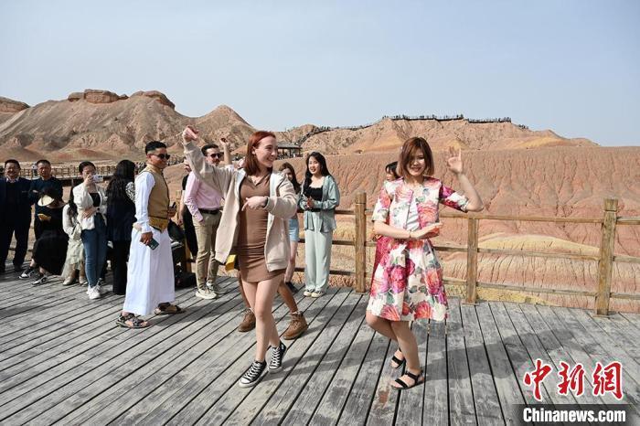 图为外籍游客在七彩丹霞景区。　张凌龙 摄