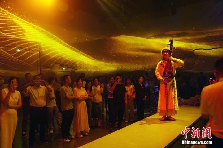 8月28日晚，《乐动敦煌》演出。中新社记者 毛建军 摄