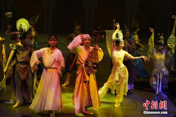 8月28日晚，《乐动敦煌》演出。中新社记者 毛建军 摄