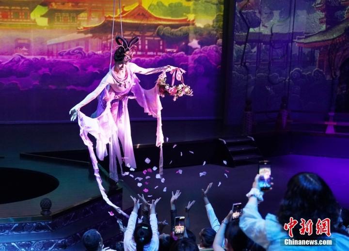 8月28日晚，《乐动敦煌》演出。中新社记者 毛建军 摄