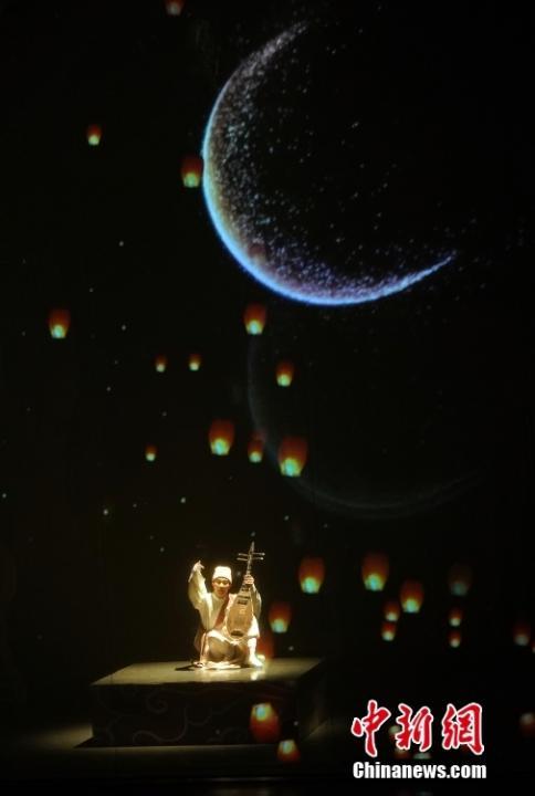 8月28日晚，《乐动敦煌》演出。中新社记者 毛建军 摄