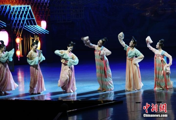 8月28日晚，《乐动敦煌》演出。中新社记者 毛建军 摄