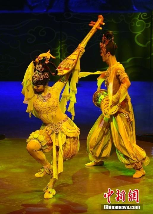 8月28日晚，《乐动敦煌》演出。中新社记者 毛建军 摄