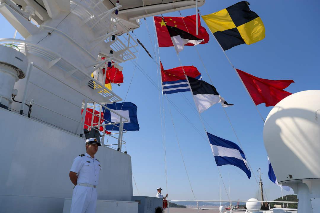 9月19日上午10时许，执行“和谐使命-2023”任务的海军“和平方舟”号医院船圆满完成任务，顺利返回舟山母港。图为海军“和平方舟”号医院船执行任务官兵整齐列队。程嘉豪 摄.jpg?x-oss-process=style/w10