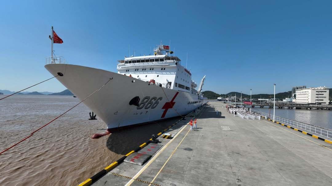 9月19日上午10时许，执行“和谐使命-2023”任务的海军“和平方舟”号医院船圆满完成任务，顺利返回舟山母港。图为“和平方舟”号医院船靠泊舟山某军港码头-桂江波摄 (4).jpg?x-oss-process=style/w10