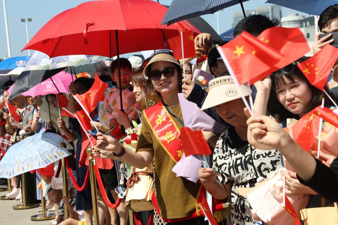 9月19日上午10时许，执行“和谐使命-2023”任务的海军“和平方舟”号医院船圆满完成任务，顺利返回舟山母港。图为参加任务官兵家属位码头迎接凯旋。代靖宇 摄(2).JPG