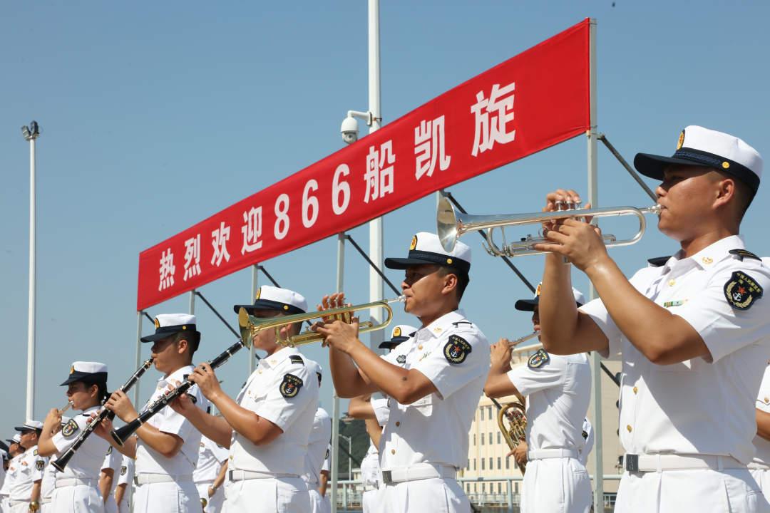 9月19日上午10时许，执行“和谐使命-2023”任务的海军“和平方舟”号医院船圆满完成任务，顺利返回舟山母港。图为军乐队奏乐欢迎医院船凯旋。韩林 摄.JPG