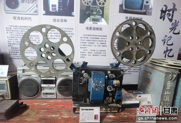 图为胶片电影放映机。刘玉桃 摄