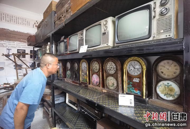 图为市民参观老式摆钟。刘玉桃 摄