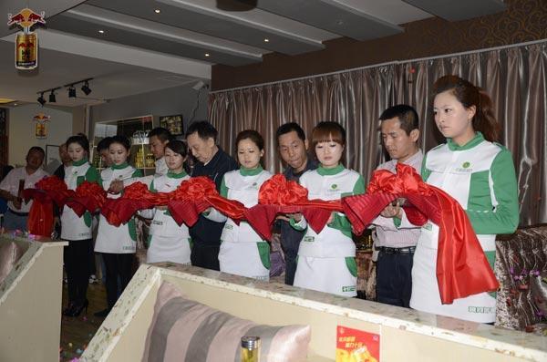 嘉宾为海伦多桌球会开球