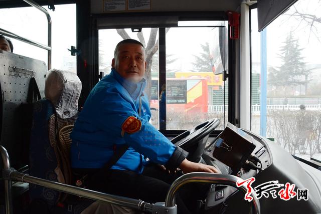 带伤司机：天冷 把一车人送到站再包吧！暖到了一车人