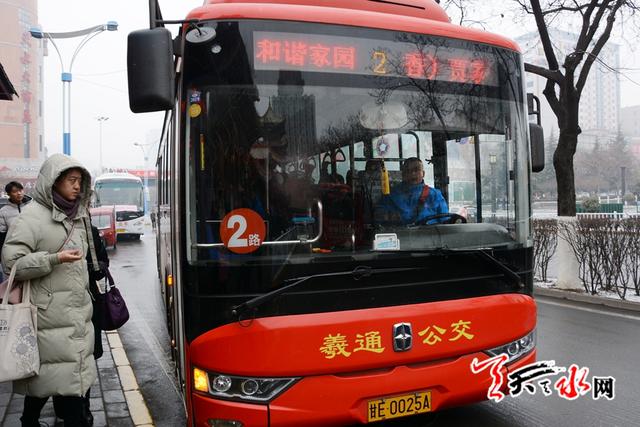 带伤司机：天冷 把一车人送到站再包吧！暖到了一车人