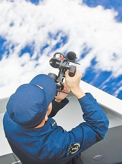 东海舰队司令部参谋在远海训练中。琚振华 摄