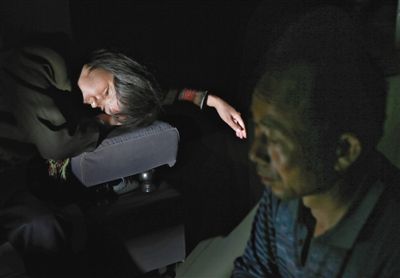 4月28日，平顶山市叶县湾李村，被害者的母亲杜玉花白天在平顶山市政府附近喊了一天冤，回到家便瘫在沙发上，老公郭松章陪在身边。新京报记者 尹亚飞 摄