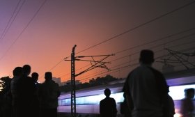 男子工作不顺与家人争吵后跳向奔驰火车反弹落地