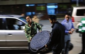 两岁男童坠入无盖窨井身亡 事发6小时无人处理