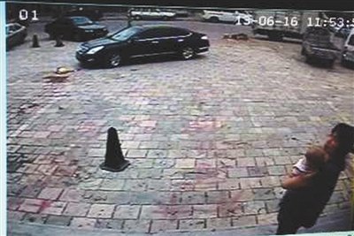 1岁男童遭轿车碾轧身亡 司机称不知车后有人