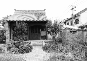 这间9.6平方米的小屋（画圈处）将文物修缮工程拦停了下来。