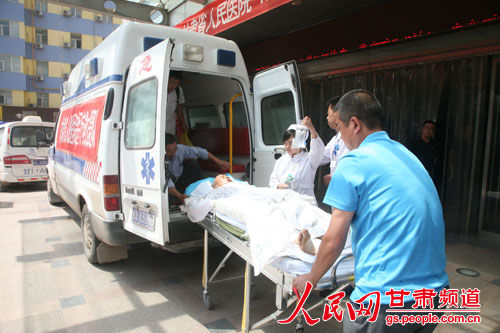 伤员被转运到甘肃省人民医院接受治疗