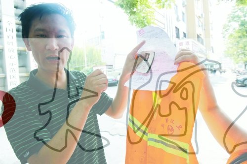 环卫工靳春波中暑身亡后，其儿子奔波讨要说法。