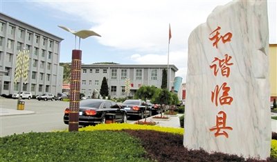 多地政府大楼流行摆“转运石” 石狮子成群结队