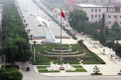 多地政府大楼流行摆“转运石” 石狮子成群结队