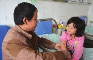 父亲为给白血病女儿治病 每天饭钱不超两元 