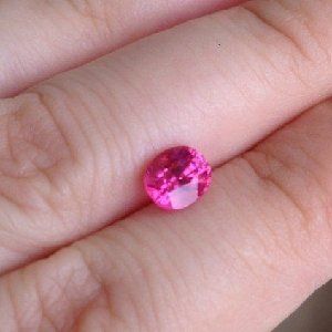 大学老师拍卖1.1克拉宝石救助白血病学生(图)