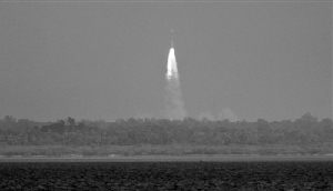 印度首个火星探测器成功发射 或加剧空间竞赛