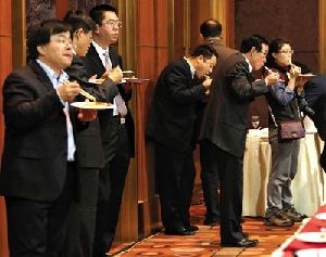 昨日，国务院新闻办新年招待会在国际饭店会议中心举行，所有参会人员均站着吃完晚餐。新京报记者 韩萌 摄