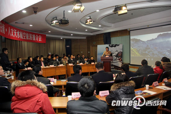 来自甘南藏族自治州的夏河机场工作人员扎西推介甘南风情。