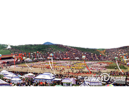 有“世界藏学府”之称的甘肃夏河拉卜楞寺于每年正月十三日举行晒佛节，展晒巨型佛像唐卡。