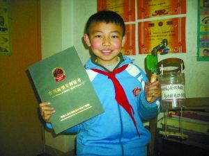 赵着和他发明的采摘苹果机。本报记者