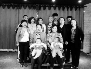 迟到的“全家福”前排右为李蕊祥 身后站立者为赵斌。