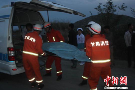 勘查现场情况。 李涛 摄