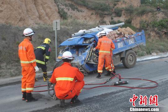 勘查现场情况。 李涛 摄